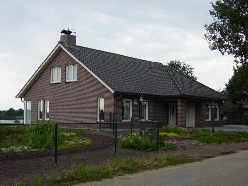 Nieuwbouw twee landhuizen te Ayen